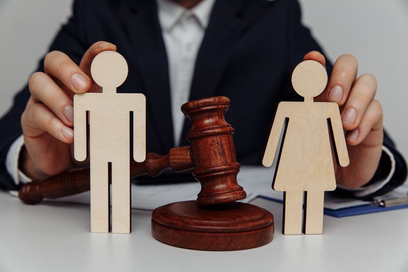 Lees meer over het artikel Arbeidsovereenkomst ex-echtgenote niet ontbonden